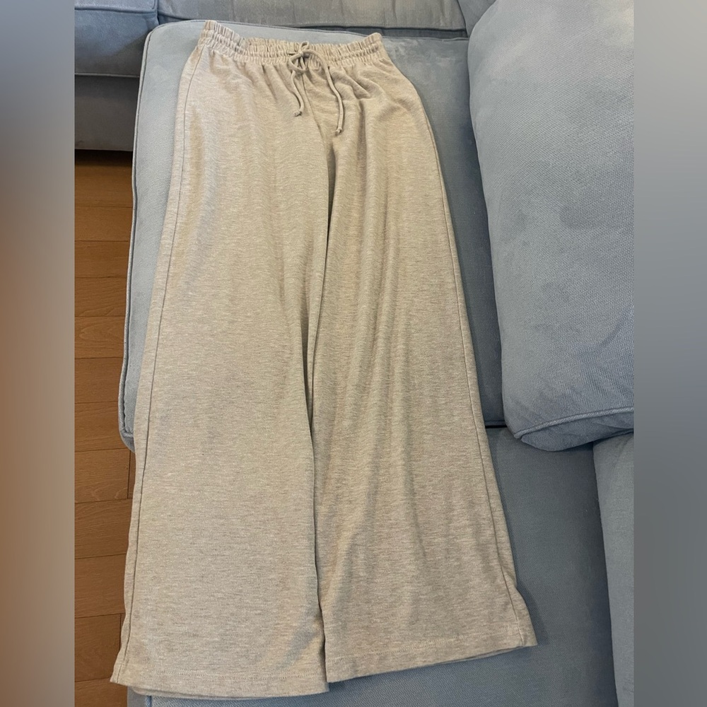 The Group Babaton Aritzia Soft Cream Sweatpants size small
